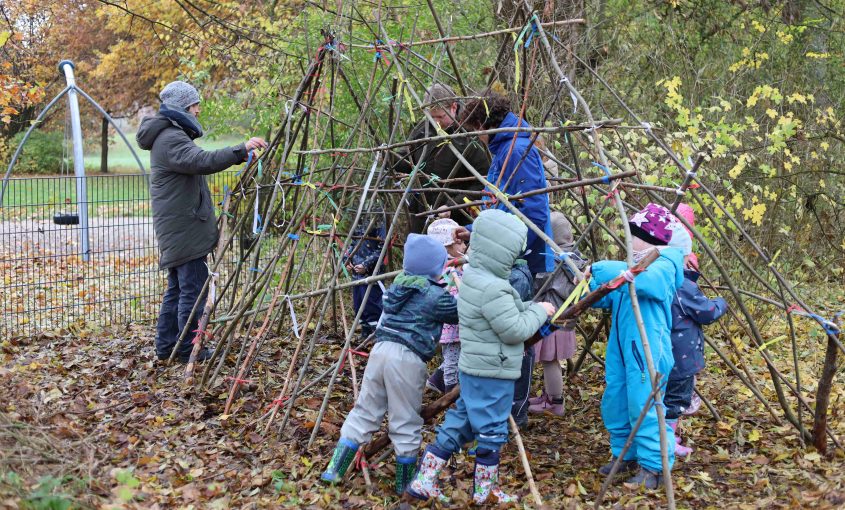 Hüttenbau im ASCOLINO mit dem Waldpädagogen