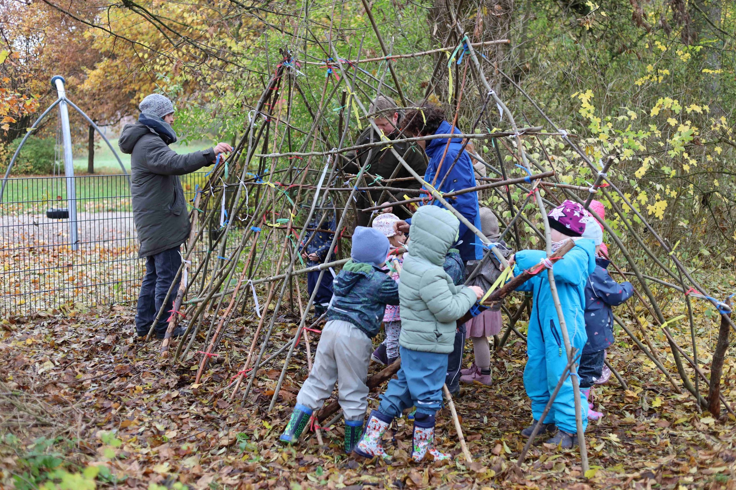 Hüttenbau im ASCOLINO mit dem Waldpädagogen
