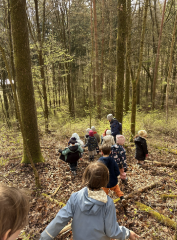 Kinder des ASCOLINO im Wald bei einem Ausflug